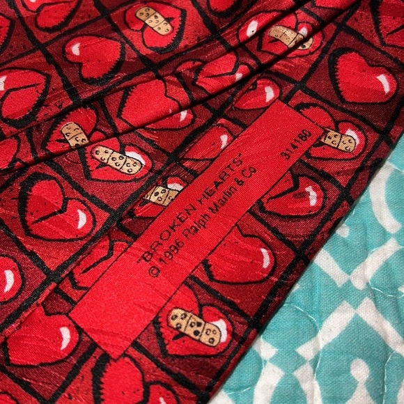Vintage 1996 RM Style mens silk tie broken hearts with bandaids red black tan - Picture 4 of 9